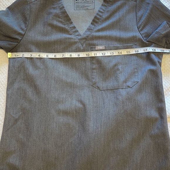 Figs Catarina One Pocket Scrub Top in Graphite Gray size Small - Picture 6 of 6